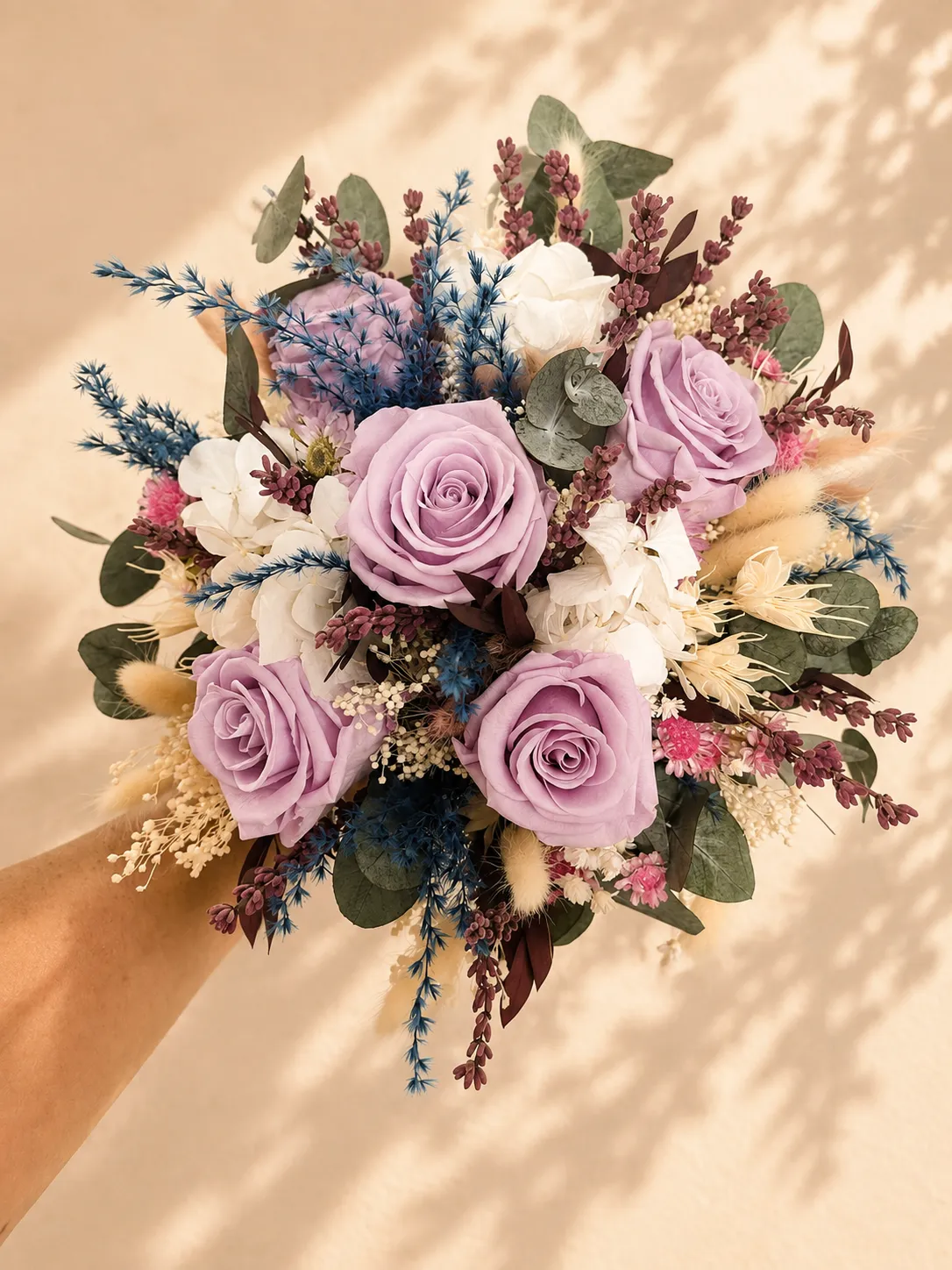 Ramo de novia artesanal en tonos suaves preparado por Floristería Virgen del Rocío