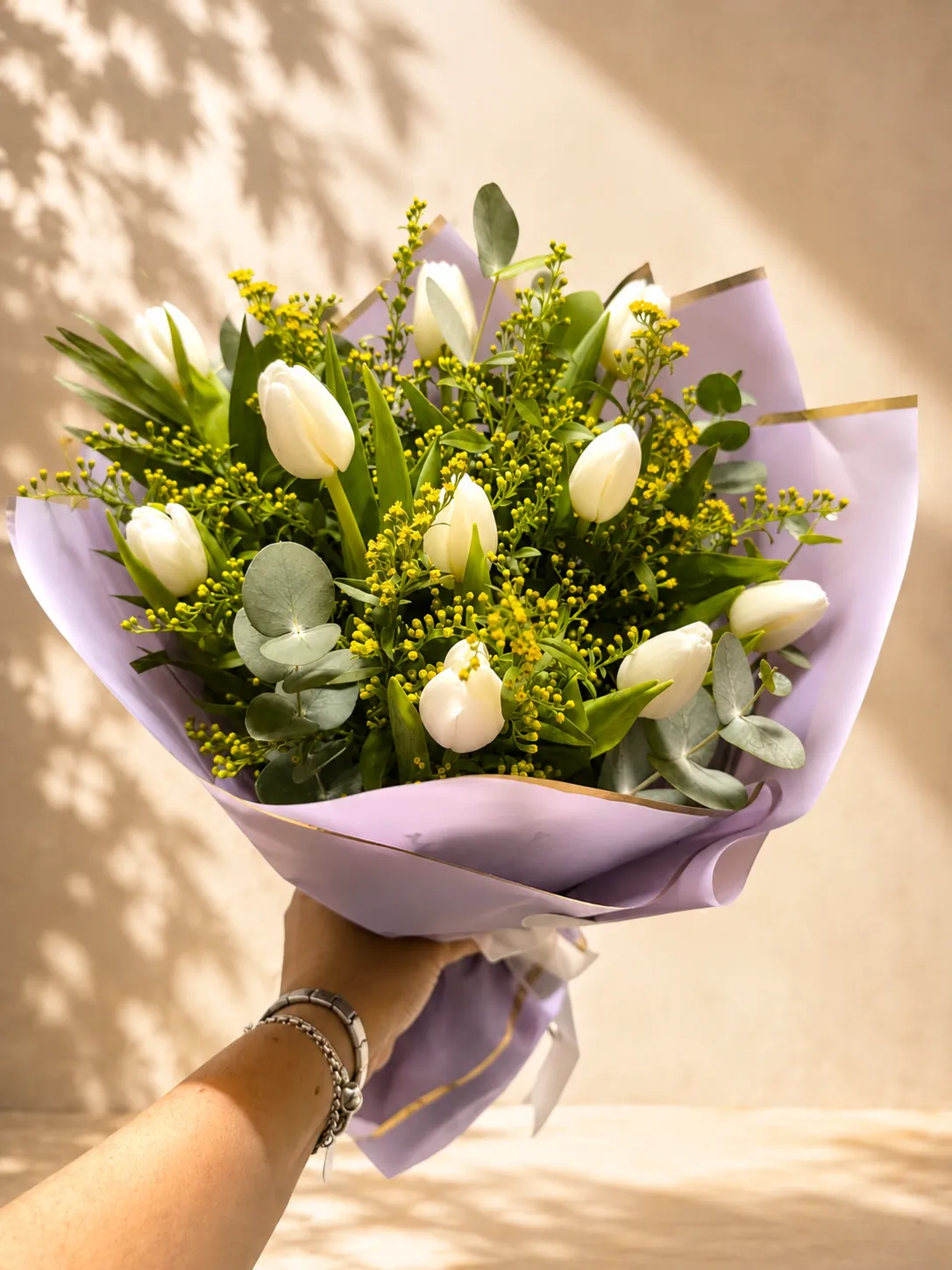 Ramo de tulipanes y flores blancas preparado en la floristería
