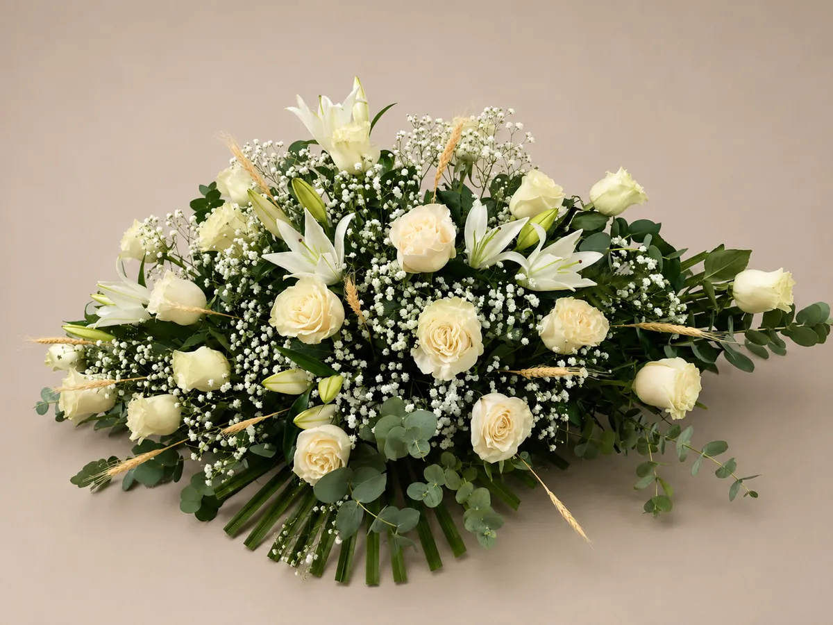 Centro floral de condolencia en tonos blancos